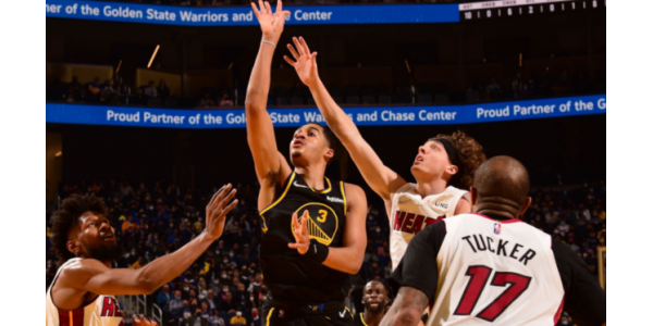 I Golden State Warriors hanno sconfitto i Miami Heat 115-108 in casa